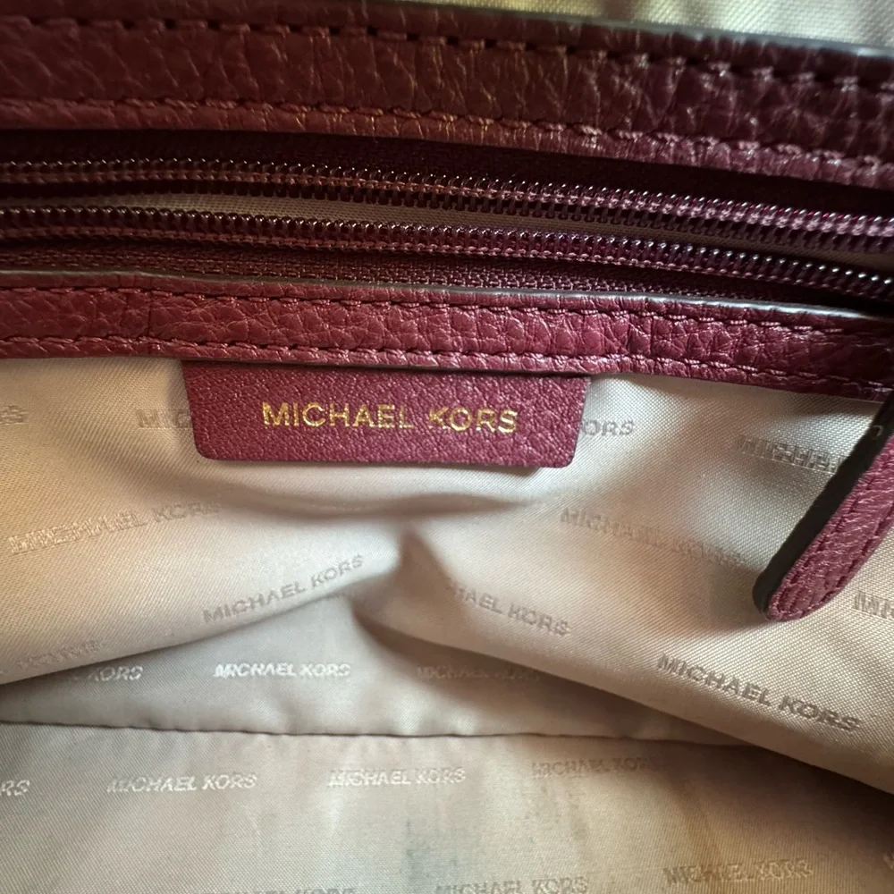 Gorgeous Michael Kors Handbag/Crossbody in very good preloved condition!